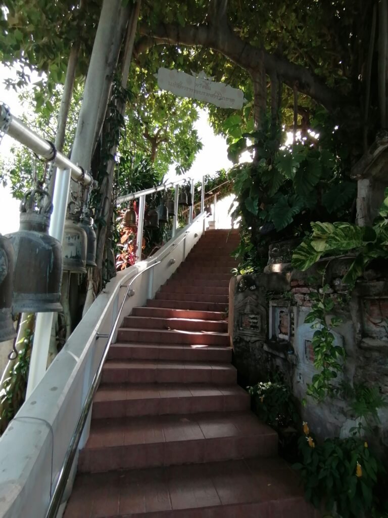 How to visit Golden Mount (Wat Saket) by Bus: My first day in Bangkok