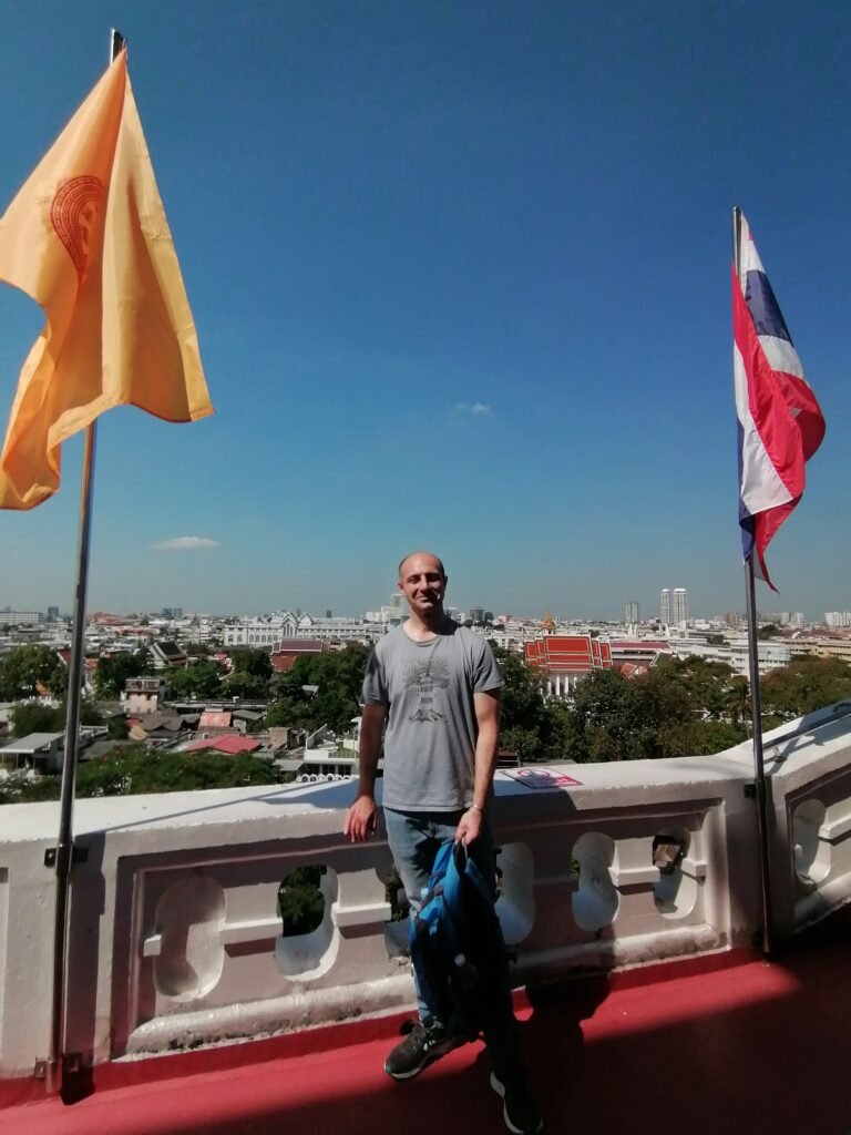 How to visit Golden Mount (Wat Saket) by Bus: My first day in Bangkok
