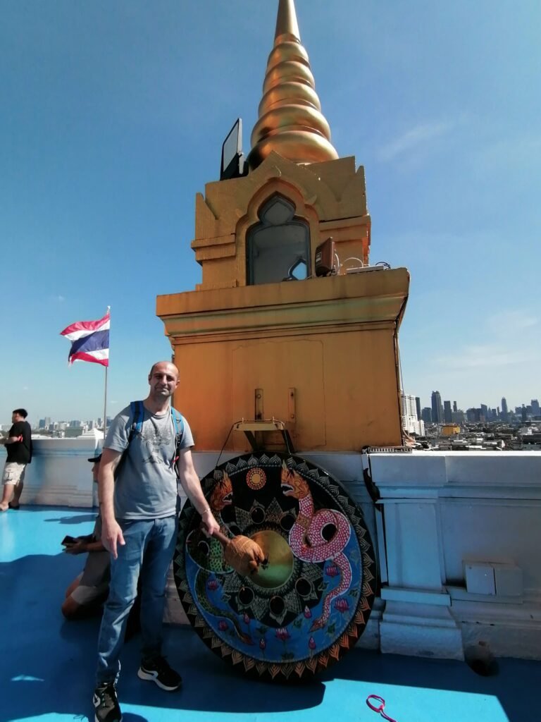 How to visit Golden Mount (Wat Saket) by Bus: My first day in Bangkok