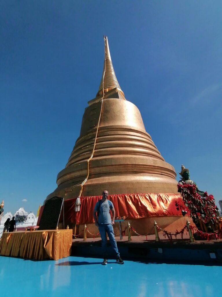 How to visit Golden Mount (Wat Saket) by Bus: My first day in Bangkok