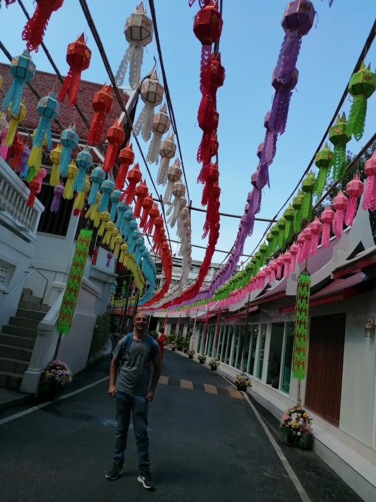 How to visit Golden Mount (Wat Saket) by Bus: My first day in Bangkok