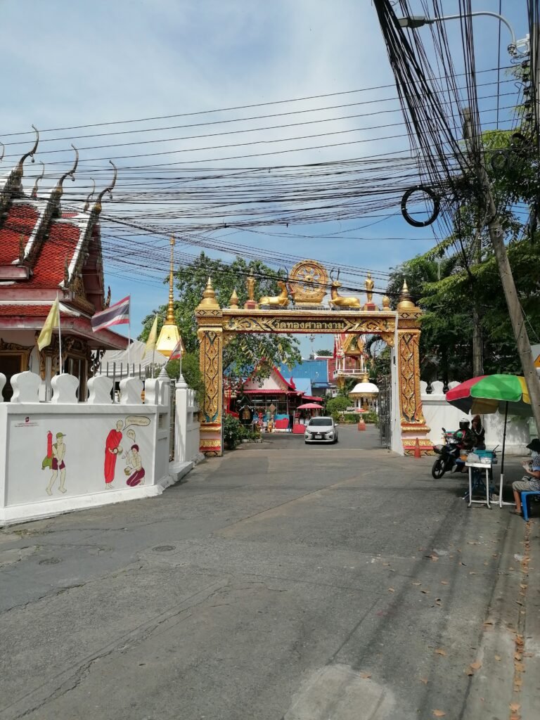Khlong Bang Luang Floating Market: Art, Food & Canal Life