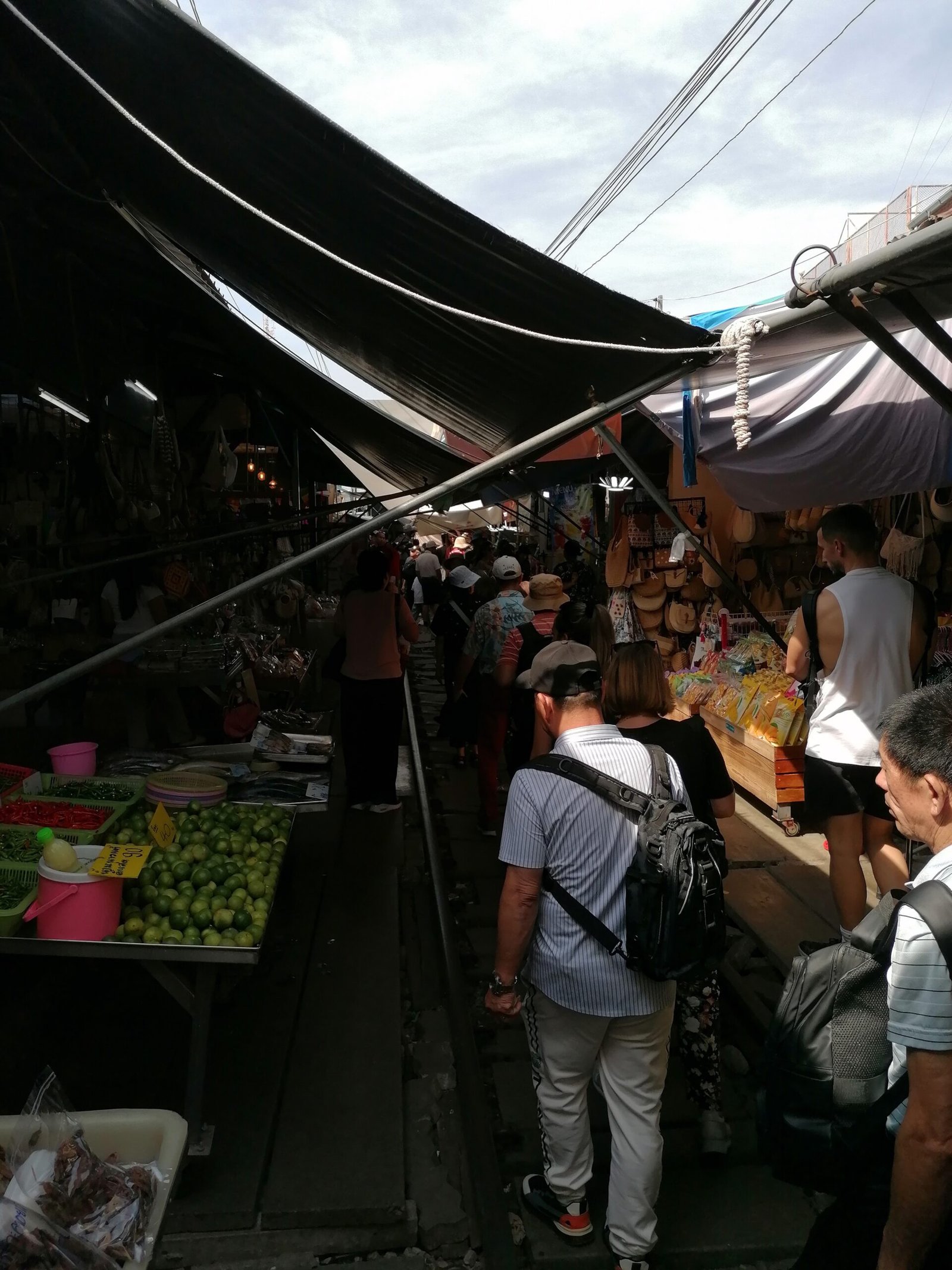 Maeklong Railway Market and Damnoen Saduak Floating Market: Bangkok Day Trip Guide Maeklong Railway Market and Damnoen Saduak Floating Market: Bangkok Day Trip Guide